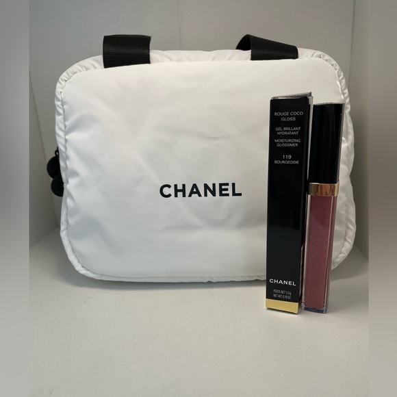Chanel cosmetic bag and make up - Picture 2 of 6